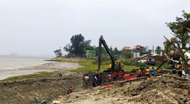 কংক্রিটের নদীবাঁধ হচ্ছে, মাটি ফেলে উঁচু হবে কেল্লার মাঠও