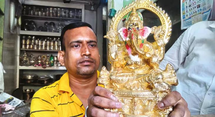 খাগড়ায় পিতলের লক্ষ্মী ও গণেশ বিগ্রহ কেনায় ঝোঁক, কমছে মাটির প্রতিমা বিক্রি