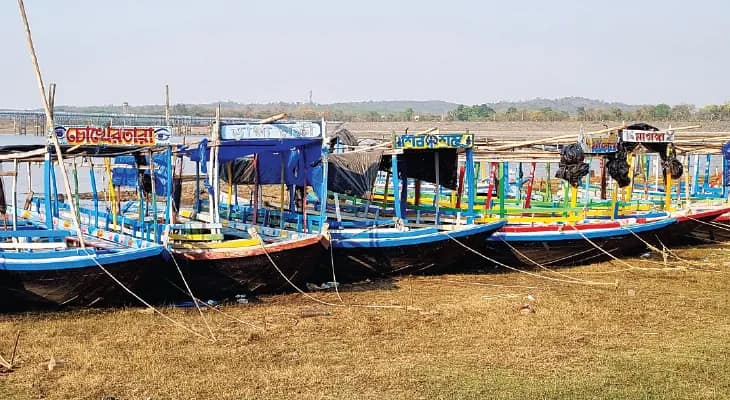 শিকারা বেঁধে ভিন রাজ্যে পাড়ি দিচ্ছেন মাঝিরা, গরম পড়তেই খাঁ খাঁ করছে মুকুটমণিপুর