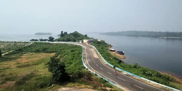 গরম পড়তেই খাঁ খাঁ করছে মুকুটমণিপুর
