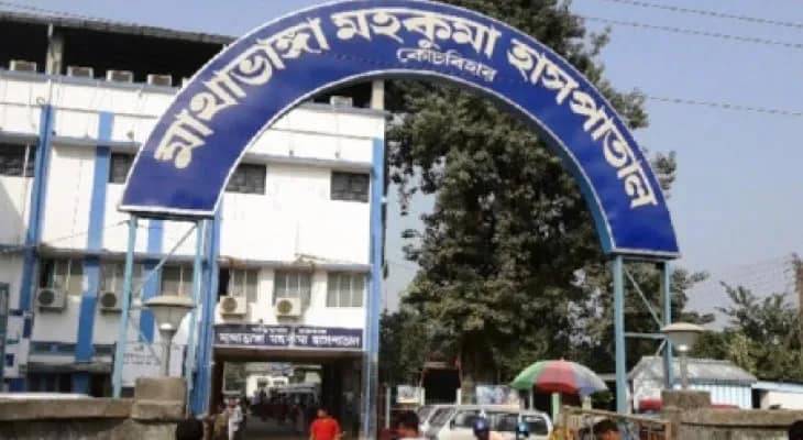 মাথাভাঙা হাসপাতালের সামনে টোটোর কব্জায় ফুটপাত, সর্বক্ষণই লেগে যানজট