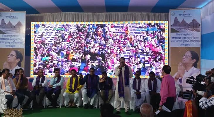 কোচবিহারের মদনমোহন মন্দিরের সামনে দীঘার জগন্নাথ মন্দিরের উদ্বোধনী অনুষ্ঠানের সরাসরি সম্প্রচার চলছে