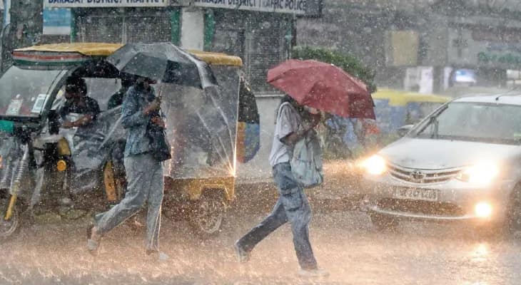 তুমুল বৃষ্টিতে কলকাতা ও শহরতলির পারদ নিম্নমুখী