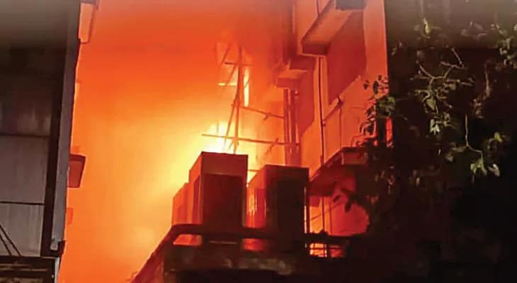 জতুগৃহ বড়বাজার, প্রাণ হাতে নিয়েই চলছে ব্যবসা, বসবাস