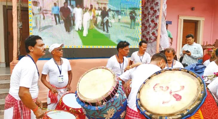 জায়ান্ট স্ক্রিনে মন্দির উদ্বোধন, প্রসাদ খেলেন অজস্র মানুষ