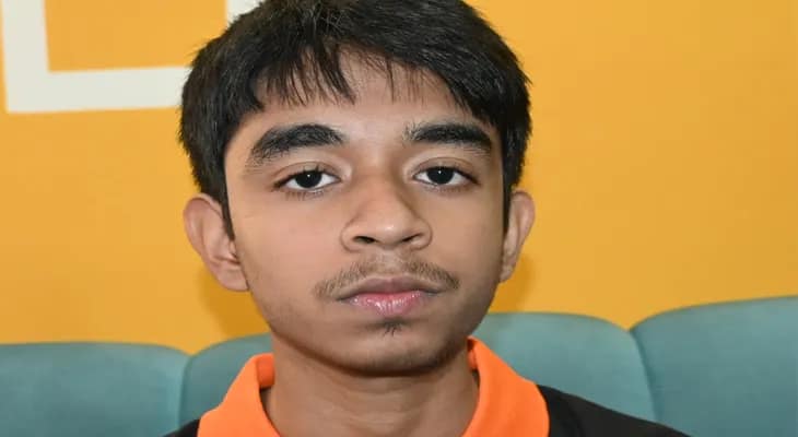 মাধ্যমিকে ৬৯৬ নম্বর, রাজ্যে প্রথম হয়ে কী বলছে রায়গঞ্জের আদৃত?