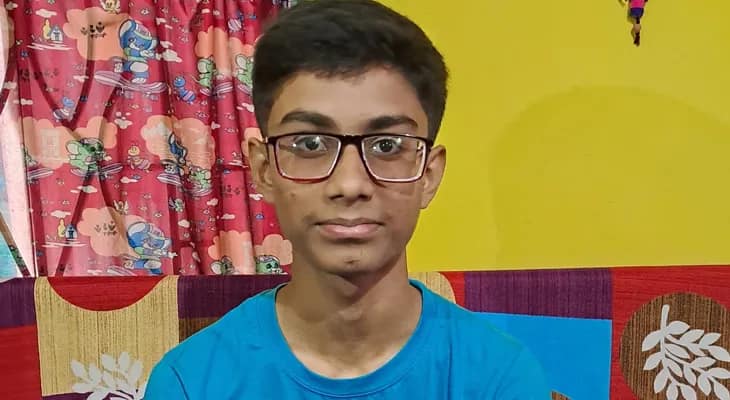 মাধ্যমিকে ৬৮৭ নম্বর পেয়ে নবম স্থান অধিকারী বালুরঘাট হাইস্কুলের অনিক সরকার