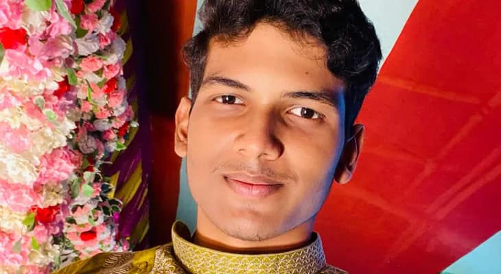 মাধ্যমিকের নবম স্থান অধিকারী কালনা কাঁকুরিয়া দেশবন্ধু উচ্চ বিদ্যালয়ের ময়ূখ বসু (৬৮৭)
