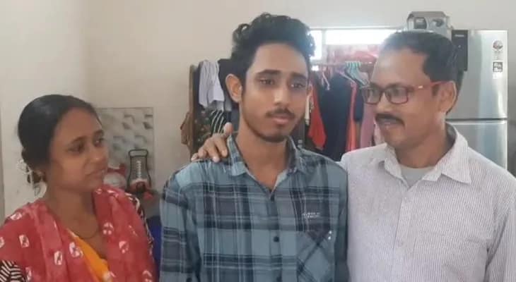 মাধ্যমিকে ষষ্ঠ স্থান অধিকারী টাকি রামকৃষ্ণ মিশন হাইস্কুলের ছাত্র অঙ্কন মণ্ডল (৬৯০)