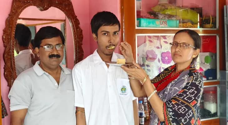 মাধ্যমিকে দশম মহিষাদল রাজ হাইস্কুলের ছাত্র সোহম সাঁতরা