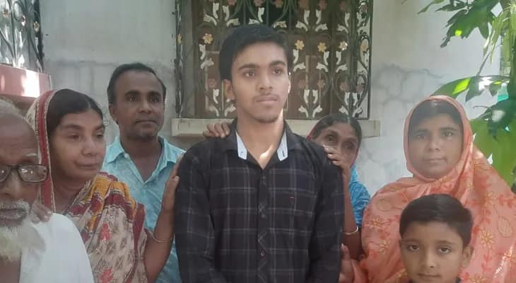 মাধ্যমিকে ৬৯২ নম্বর পেয়ে চতুর্থ পূর্ব বর্ধমান জেলার কেতুগ্রামের নিরোল হাইস্কুলের ছাত্র মহম্মদ সেলিম