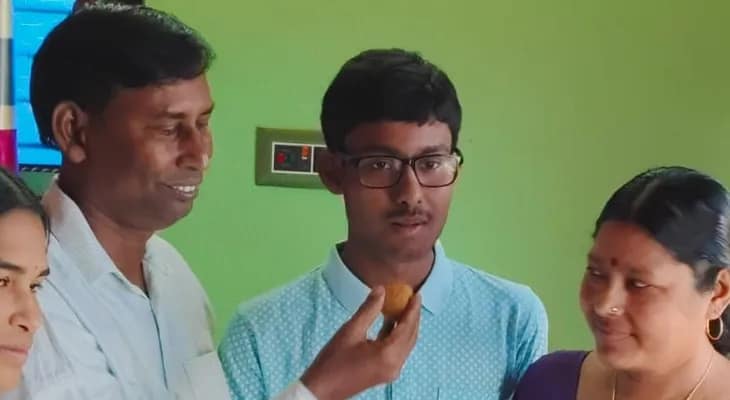 মাধ্যমিকে অষ্টম মনশুকা লক্ষ্মী নারায়ণ হাইস্কুলের ছাত্র অরিত্র সাঁতরা
