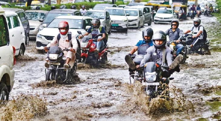 কয়েক ঘণ্টার ঝড়-বৃষ্টিতে জলমগ্ন গোটা দিল্লি, প্রথম পরীক্ষাতেই ‘ফেল’ বিজেপি
