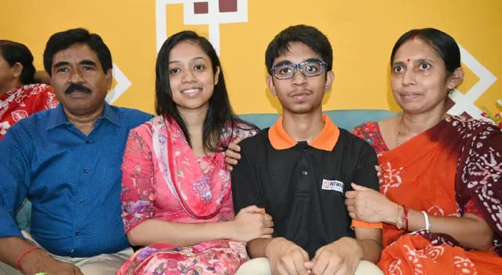 স্কুলে নিয়মিত ক্লাস আর ভালোবেসে পড়াশোনার রসায়নেই মিলল সাফল্য