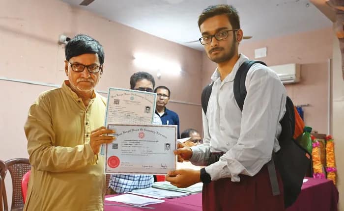 মেধা তালিকায় পূর্ব বর্ধমানের ৬ পড়ুয়া, শহরকে টেক্কা গ্রামের স্কুলগুলির