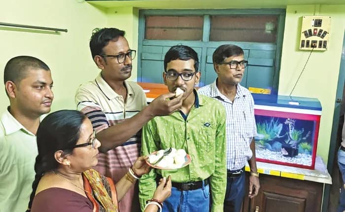 বাবা রাজমিস্ত্রির জোগাড়ে, মাধ্যমিকে দশম ময়নার সায়ন