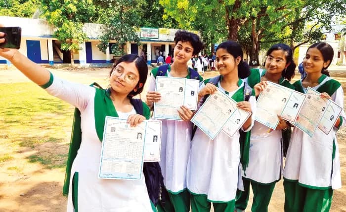 আরমবাগে চার পড়ুয়া মেধা তালিকায়