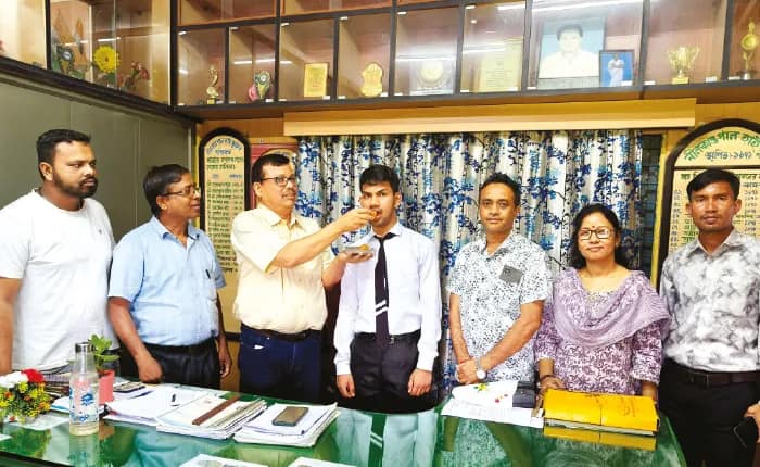বিদ্যালয়ের ইতিহাসে সর্বোচ্চ নম্বর পেয়ে রেকর্ড মণি পালের