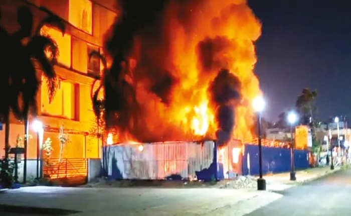 ইভি চার্জিং পয়েন্টে আগুন, আতঙ্ক