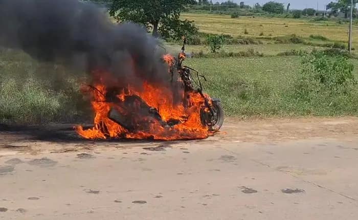 পশ্চিম মেদিনীপুরের দাঁতনে খড়গপুর-বালেশ্বর জাতীয় সড়কে মালপাড়া এলাকায় চলন্ত স্কুটিতে আগুন