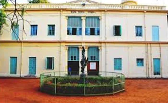 হস্টেলে জলের দাবিতে উপাচার্যের বাসভবনের সামনে ছাত্রদের ধর্না