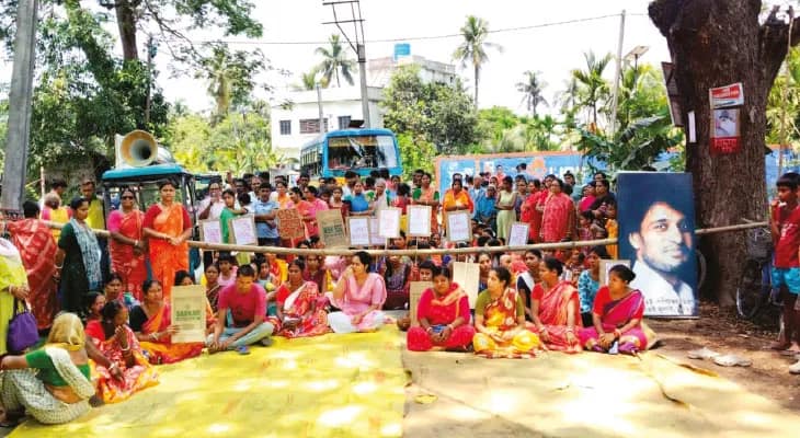 কিশোরীর রহস্যমৃত্যু, বিচার চেয়ে গাইঘাটায় অবরোধ প্রতিবেশীদের