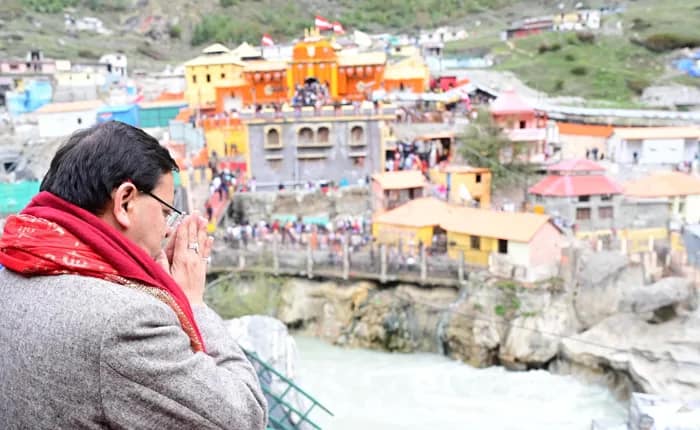 ভক্তদের জন্য খুলল বদ্রীনাথ মন্দিরের দরজা, প্রথম পুজো দিলেন উত্তরাখণ্ডের মুখ্যমন্ত্রী পুষ্কর সিং ধামি