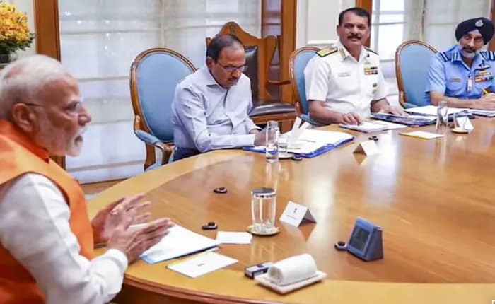 ভারত-পাকিস্তানের মধ্যে উত্তেজনা চরমে, এয়ার চিফ মার্শাল এপি সিংয়ের সঙ্গে মিটিং সারলেন প্রধানমন্ত্রী নরেন্দ্র মোদি: সূত্র