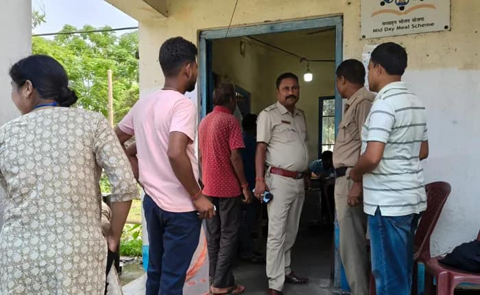 ময়নাগুড়ির সিমলা পাড়া শিশু শিক্ষকেন্দ্রে চলছে সমবায় নির্বাচন, রয়েছে ব্যাপক পুলিসি পাহারা