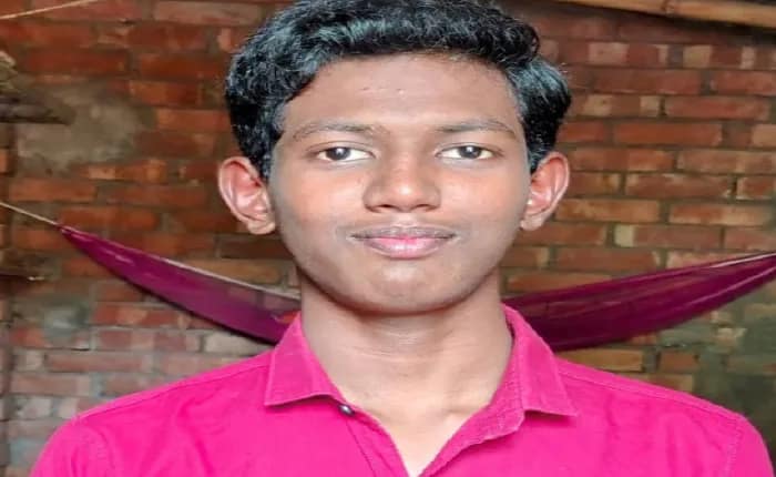 বাবা পরিযায়ী শ্রমিক, মাধ্যমিকে নজরকাড়া রেজাল্ট সাকিবুরের, লক্ষ্য চিকিৎসক হওয়া