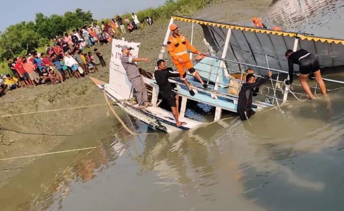 বাসন্তীতে ডুবে যাওয়া ট্যুরিস্ট বোট উদ্ধার, মিলল দু’টি দেহ