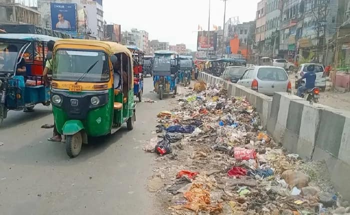 জাতীয় সড়কে আবর্জনার স্তূপে দুর্গন্ধ, বাসিন্দাদের দিকে আঙুল কালিয়াচকে