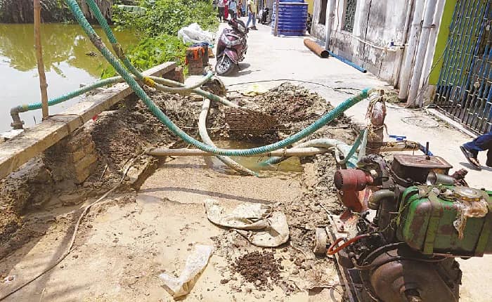 আবাসনে ভূগর্ভ থেকে জল তোলার চেষ্টা, কাজ বন্ধের নির্দেশ পুরসভার