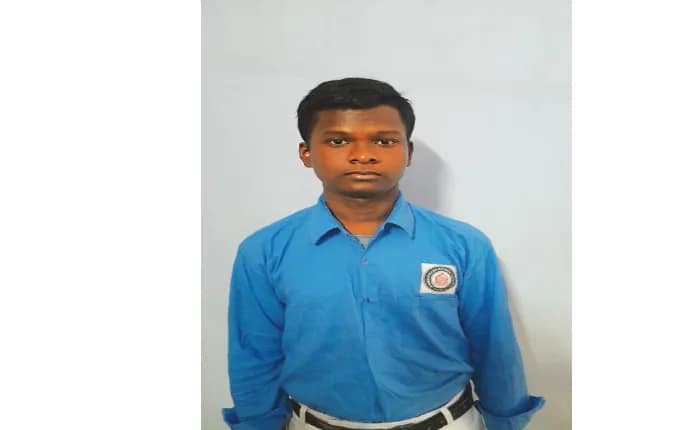 আদিবাসী ছাত্র সঞ্জয় ইংরেজি মাধ্যমে মাধ্যমিক দিয়ে পেল ৮৪ শতাংশ
