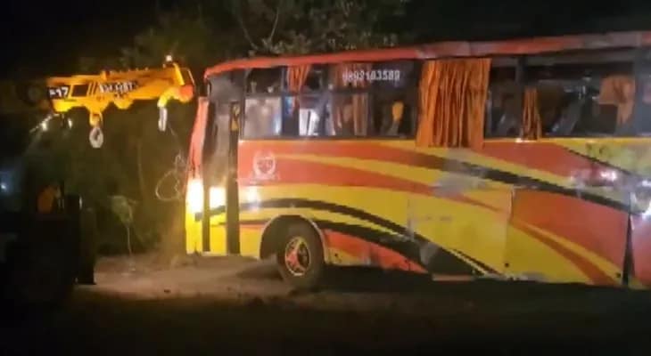মহারাষ্ট্রের রায়গড়ে মুম্বই-গোয়া জাতীয় সড়কের উপর উল্টে গেল বাস, জখম বহু