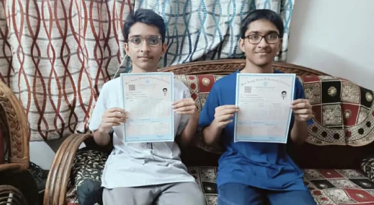 একসঙ্গে খেলা-গান-পড়াশোনা, যমজ দু’ভাইয়ের মাধ্যমিকে প্রাপ্ত নম্বরও এক