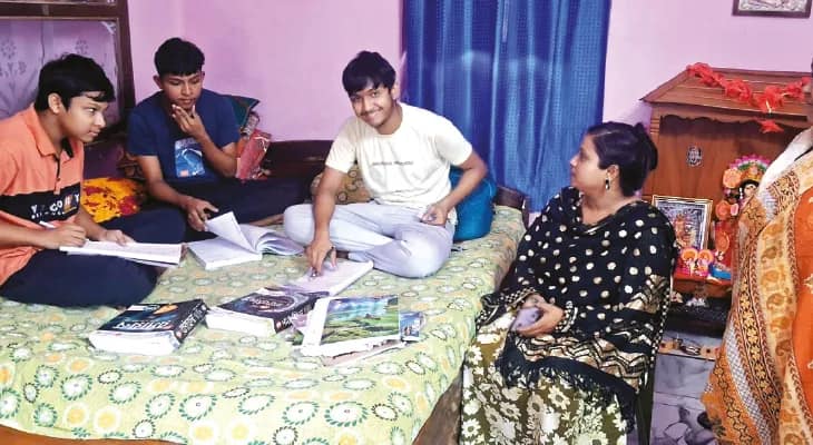 যমজ তিন ভাই পেল মাধ্যমিকে স্টার মার্কস