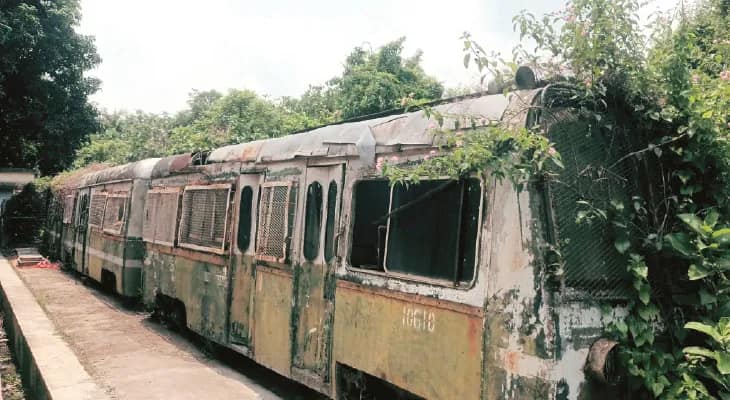 কাটোয়া স্টেশনে পড়ে নষ্ট হচ্ছে শতাব্দী প্রাচীন ছোট রেলের কোচ ও স্টিম ইঞ্জিন