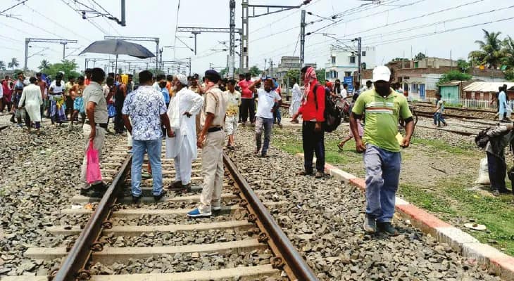 কেশিয়া রেলফটক ঘিরতে এলে বিক্ষোভ বাসিন্দাদের