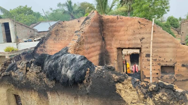 মুর্শিদাবাদের ভরতপুরে আগুন লেগে ভস্মীভূত মাটির বাড়ি
