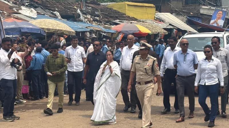 সামশেরগঞ্জে বিডিও অফিসে পৌঁছলেন মুখ্যমন্ত্রী মমতা বন্দ্যোপাধ্যায়