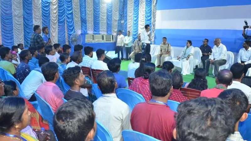 সামশেরগঞ্জ বিডিও অফিসে ক্ষতিগ্রস্ত পরিবারের সদস্যদের সঙ্গে কথা বলছেন মুখ্যমন্ত্রী, উপস্থিত রাজ্য পুলিসের ডিজি রাজীব কুমার, মুখ্যসচিব মনোজ পন্থ, জেলাশাসক রাজর্ষি মিত্র প্রমুখ