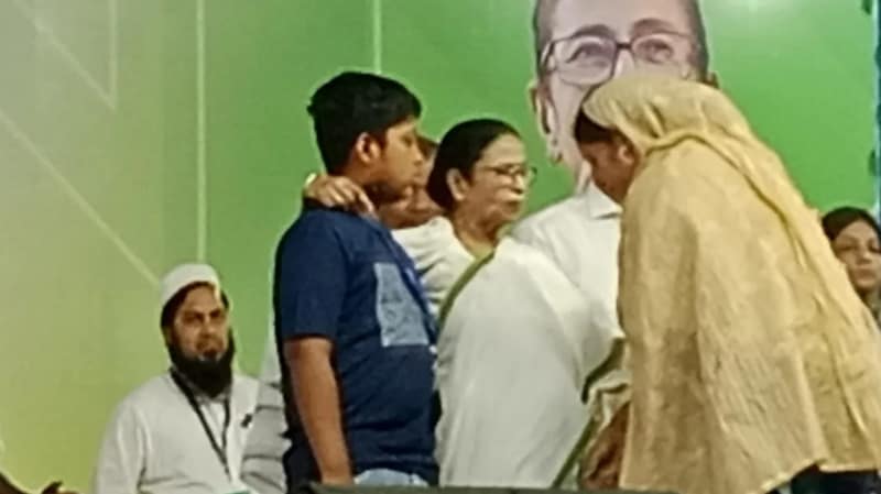 সূতি-তে তেহট্টের শহিদ পরিবার ঝন্টু আলি শেখের পরিবারের সঙ্গে মুখ্যমন্ত্রী