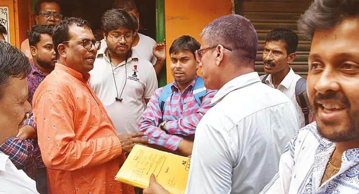 বাড়ি দখল করে বিজেপির জেলা পার্টি অফিস, দখলমুক্ত করতে গেলে পুলিসকে বাধা, বচসা