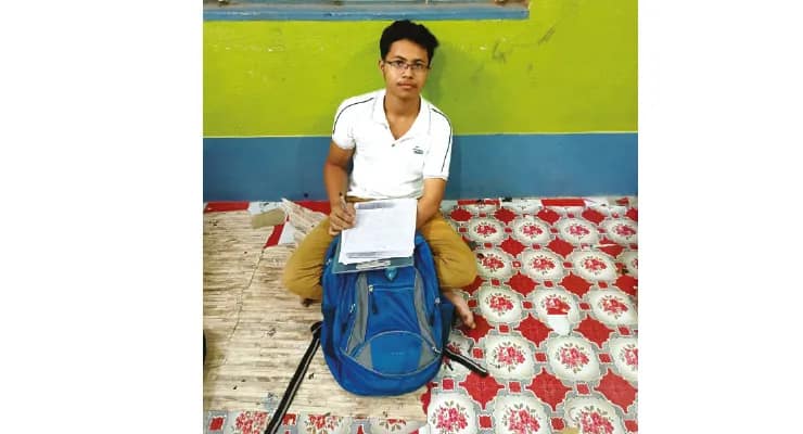শারীরিক প্রতিবন্ধকতাকে জয় করেই ভালো ফল শ্যামপুরের সৌরদীপের