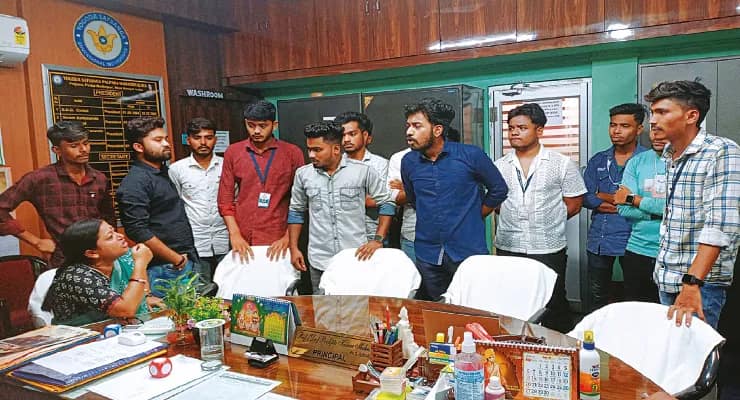 নতুন গভর্নিং বডি তৈরির দাবিতে পালপাড়া কলেজে অবস্থান বিক্ষোভ