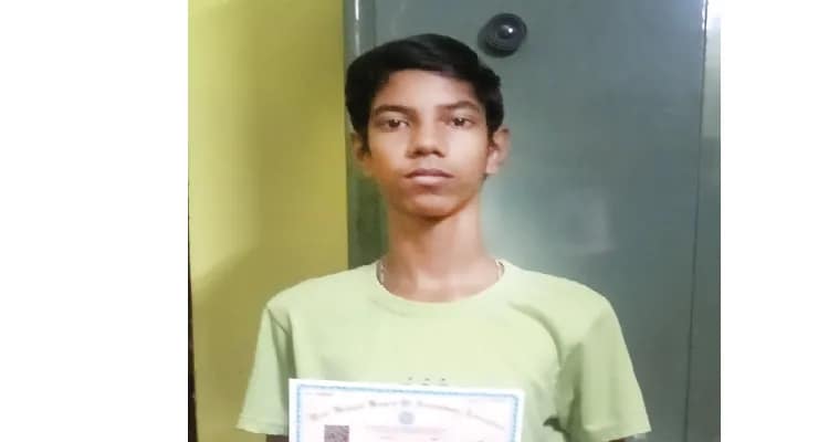 মাধ্যমিকে ৯২ শতাংশ নম্বর পেয়ে তাক লাগাল মৎস্যজীবীর ছেলে