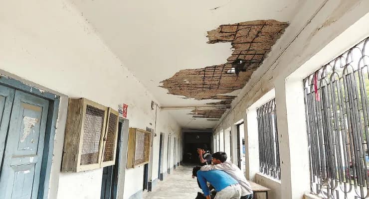 স্বাধীনতার আগে তৈরি গঙ্গারামপুর হাইস্কুলের ভবনে যেতে বুক কাঁপে শিক্ষক-ছাত্রছাত্রীদের