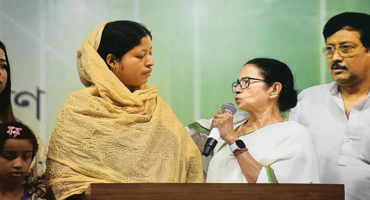 ফরাক্কা ব্যারাজের জন্য টাকা দেয় না কেন্দ্র, ভাঙন নিয়ে সরব মমতা