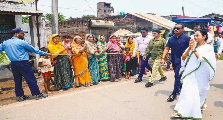 সামশেরগঞ্জে মুখ্যমন্ত্রীর সভা যুদ্ধকালীন তৎপরতায় মঞ্চ তৈরি